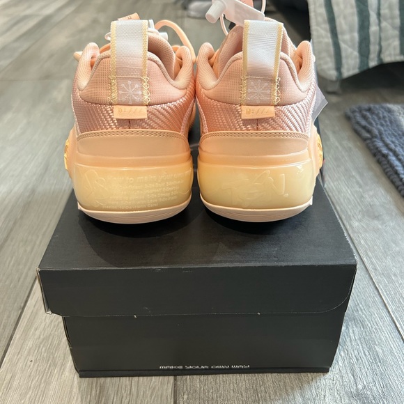 Way of wade $150 Size 7.5 - Picture 4 of 6